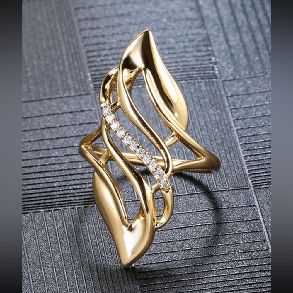 🆕 Gold & Crystal Swirl Ring!!! Brand New!!!  Size 9